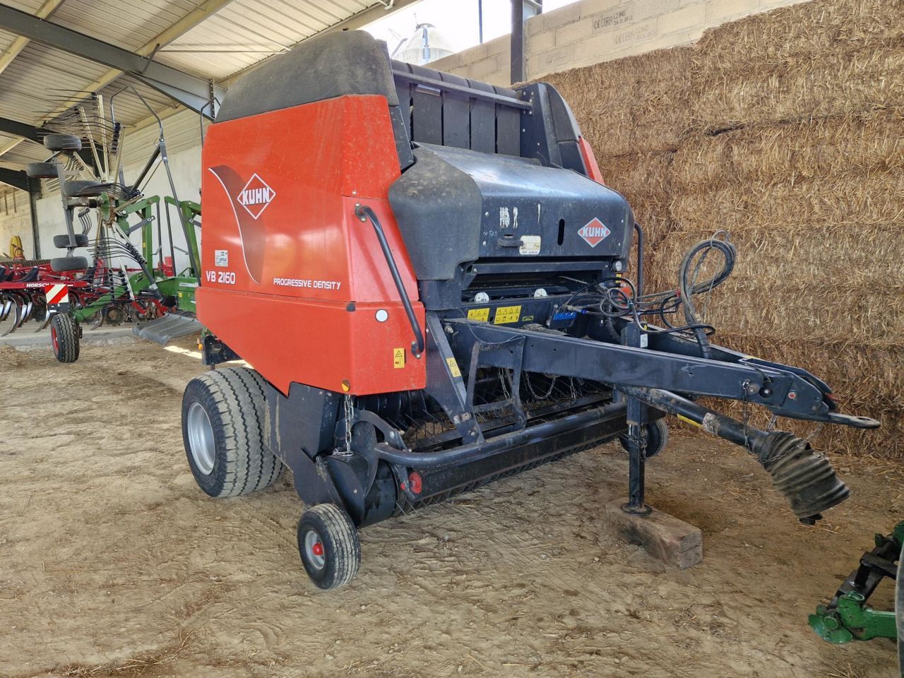 E-FARM: Kuhn VB 2160 - Ballenpresse - id IWPIVRI - 16.000 € - Baujahr: 2011 - Ballenanzahl: 32.500,Frankreich