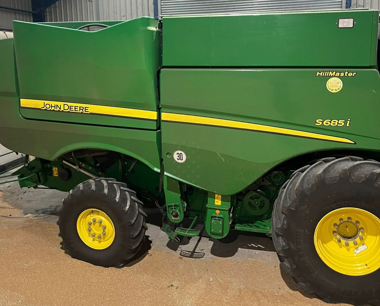 E-FARM: John Deere S 685 i - Combine harvester - id RVJH2ZC - €103,431 - Year of construction: 2016 - Engine hours: 2,524,United Kingdom