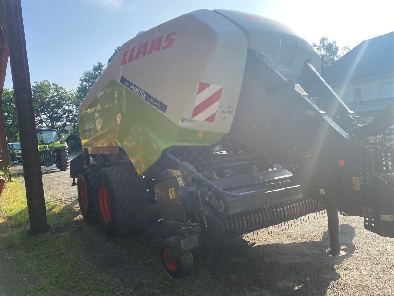 E-FARM: Claas Quadrant 3300 FC - Empacadora - id VSC3BIT - 55.000 € - Año: 2016 - Las balas producidas: 76.800,Francia