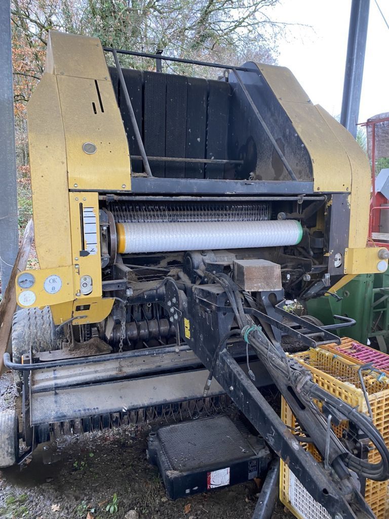 E-FARM: New Holland BR7070 Crop Cutter - Ballenpresse - id SBLJAJB - 10.000 € - Baujahr: 2010 - Ballenanzahl: 16.000,Frankreich