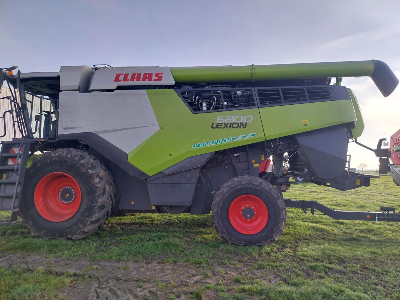 E-FARM: Claas Lexion 6800 - Moissoneuse-batteuse - id VJ4YHBE - Année: 2021 - Lecture du nombre d'heure: 1 200,France