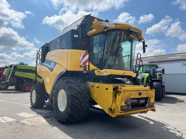 E-FARM: New Holland CR 8080 SCR - Cosechadora - id 5YPPF4V - 79.900 € - Año: 2014 - Horas: 4260,Potencia del motor: 490,Francia