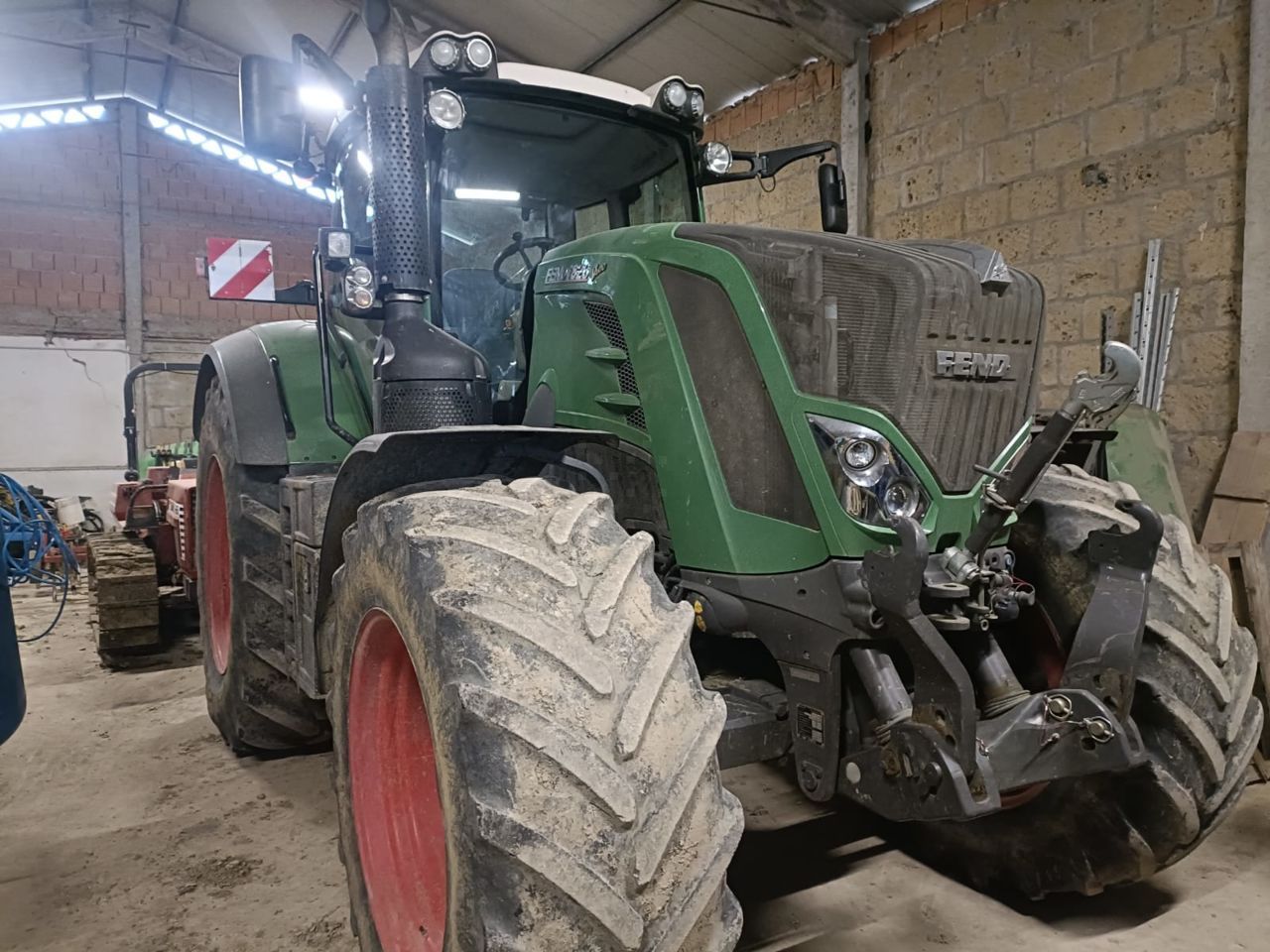 E-FARM: Fendt 826 Vario - Tractor - id CVLG61P - 105.000 EUR - Anul: 2015 - Citeste ore: 4.500,Muterea motorului: 260,Italia