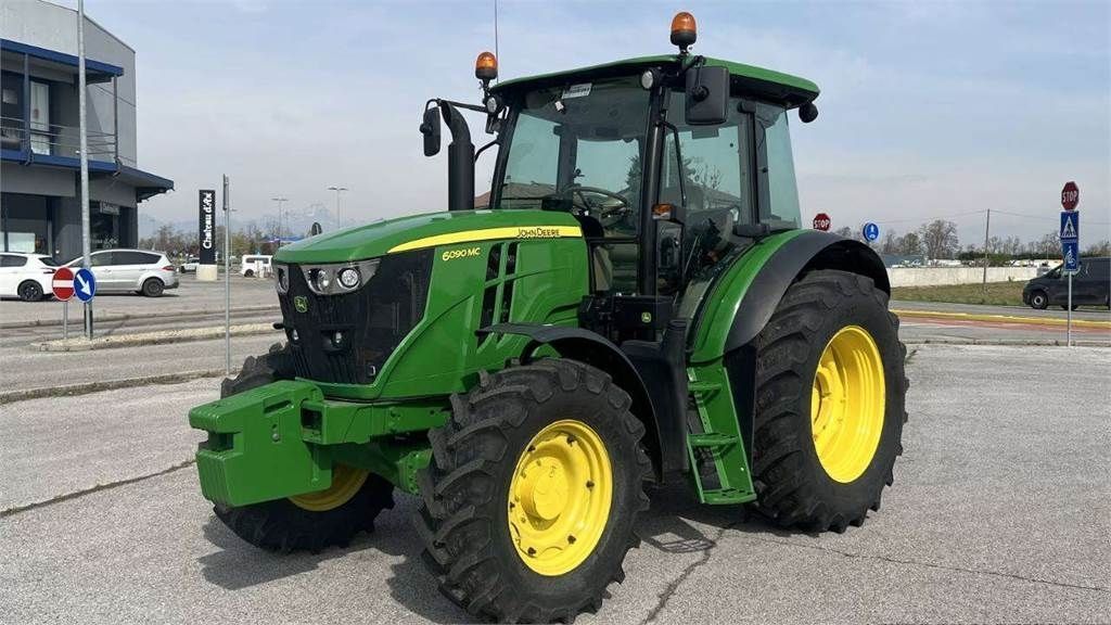 E-FARM: John Deere 6090 MC - Kommunaltechnik - id 8NJQ5JZ - 56.000 € - Baujahr: 2015 - Italien