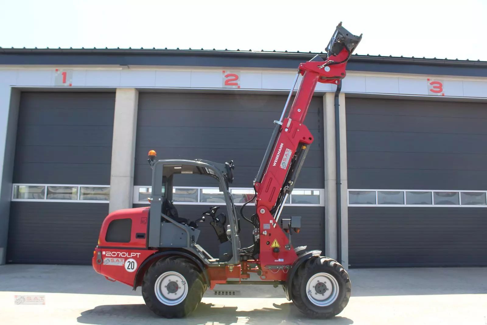 E-FARM: Weidemann 2070lpt-tele 75 ps-2900 st. top zustand - Gumikerekes homlokrakodó - id LQW63HA - 44 159 EUR - Gyártási év: 2018 - Üzemóra (motor): 2900,Motor teljesítménye (LE): 75,Ausztria