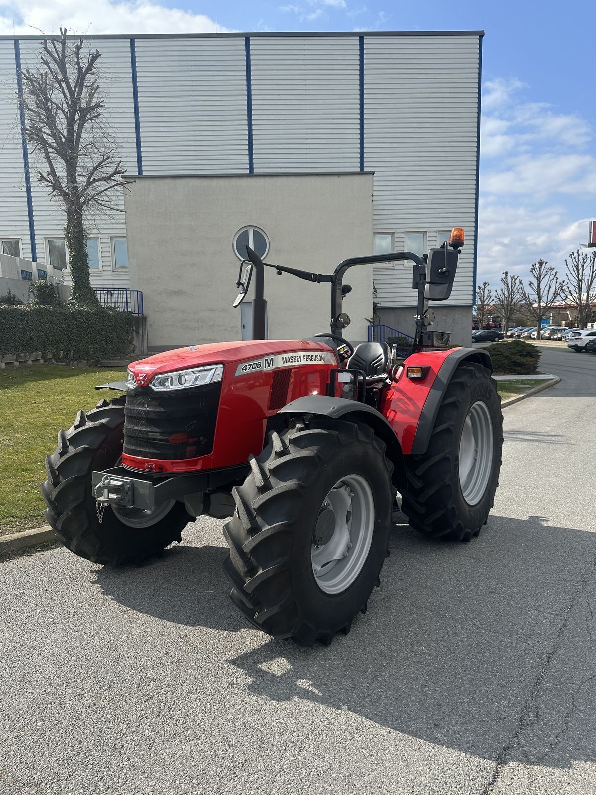 E-FARM: Massey Ferguson 4708M - Traktor - id UDV2DVN - 44 300 € - Rok produkcji: 2022 - Motogodziny: 20,Moc silnika: 82,Austria