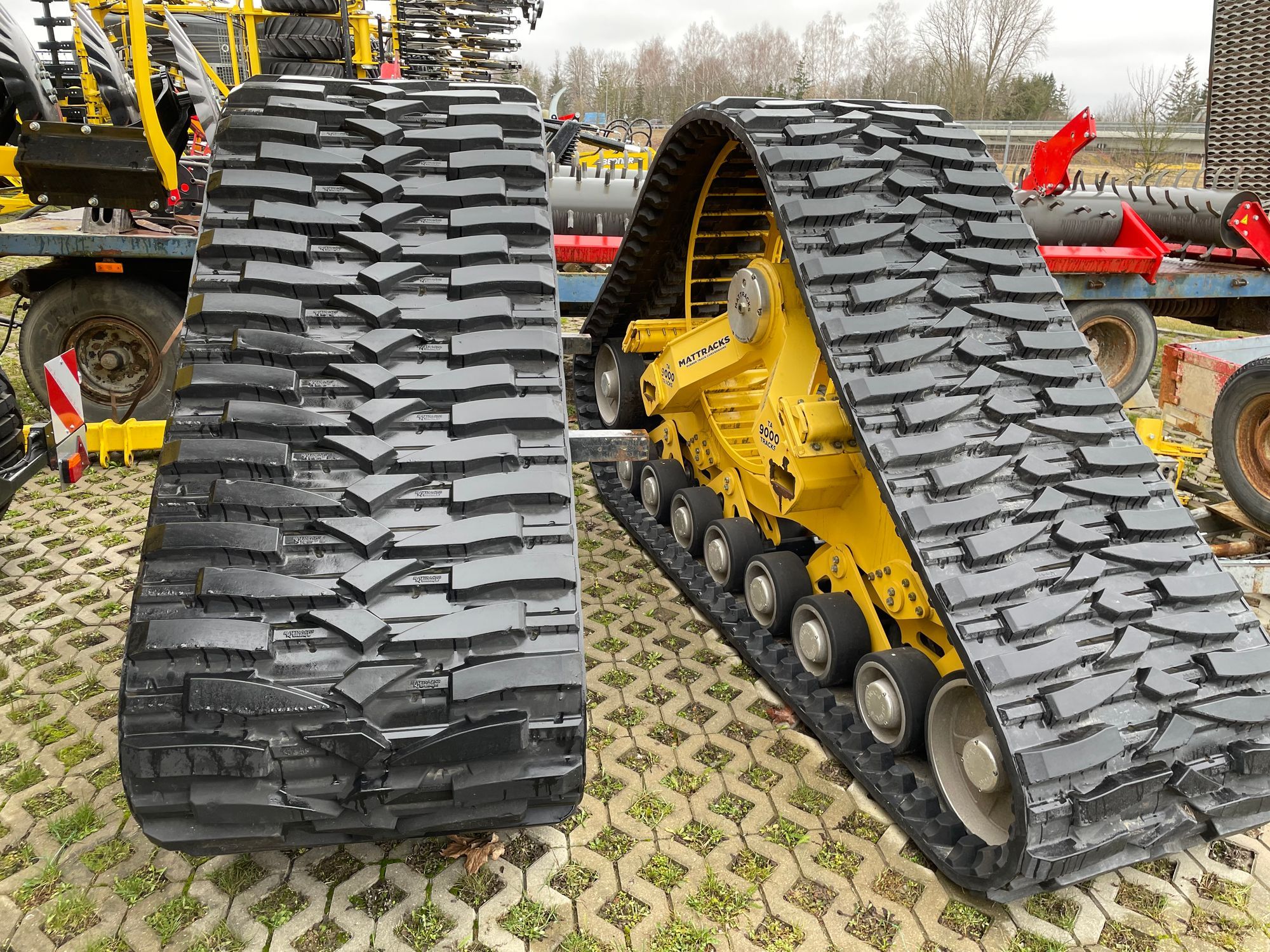 E-FARM: New Holland Mattracks TA 9000-HD - Combine harvester - id 9FLRLBM - €45,000 - Year of construction: 2016 - Engine hours: 1,Germany