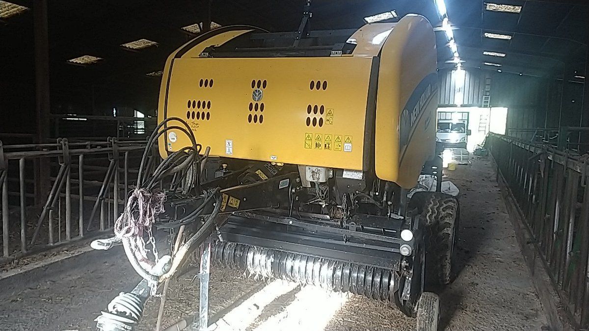 E-FARM: New Holland TM150 - Presă de balotat - id JVLADSZ - 22.000 EUR - Anul: 2019 - Numărul total de baloți produși: 12.000,Franța
