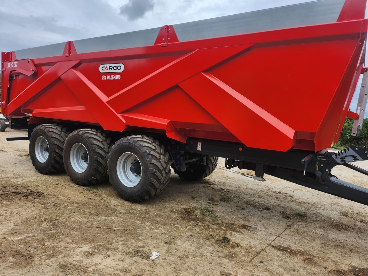 E-FARM: Cargo 24 - Benne - id MY9TNGZ - Année: 2024 - France