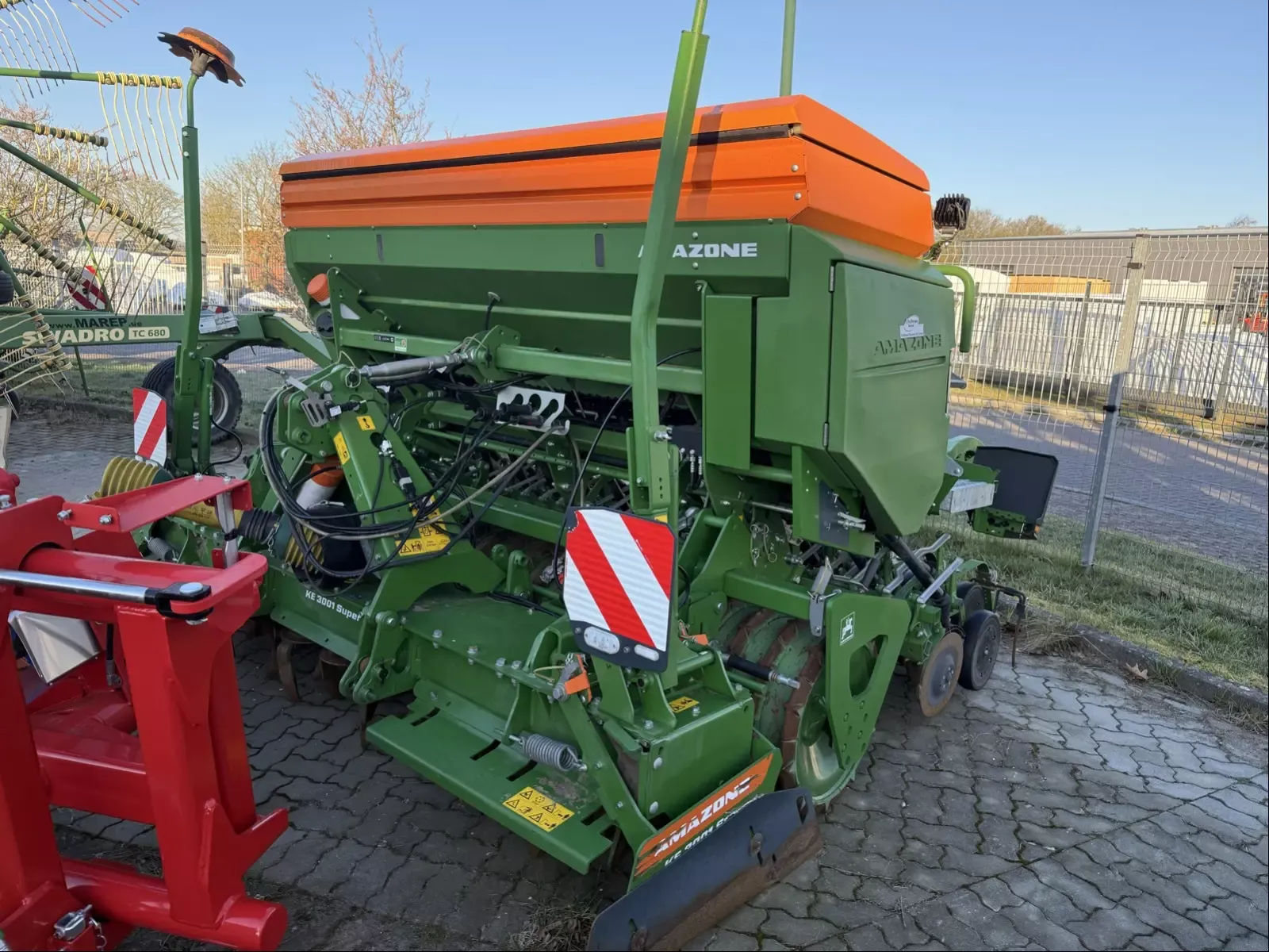E-FARM: Amazone KE 3001 Super - Brona karuzelowa - id RSQJEQF - 38 500 € - Rok produkcji: 2023 - Niemcy