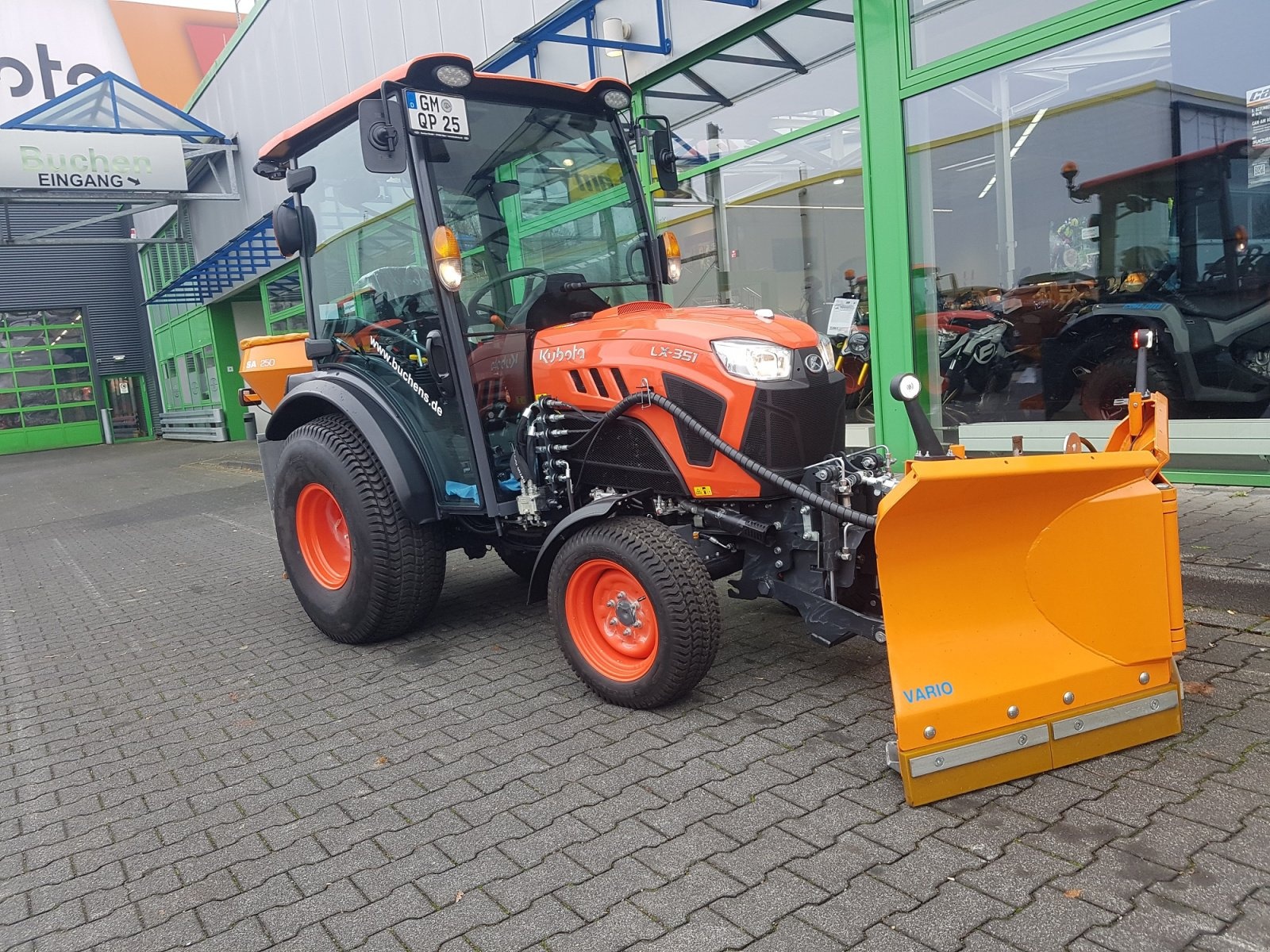 Kubota lx351 cab winterdienstpaket ab 0,99% tractor €38,800