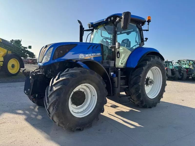 E-FARM: New Holland T7.260 - Tractor - id BC3AANT - €75,000 - Year of construction: 2016 - Engine hours: 4,415,Engine power (HP): 240,France