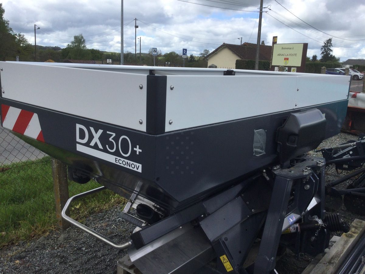 E-FARM: Sulky-Burel dx30+ économie - Epandeur d'engrais - id QDLVXUN - 13 900 € - Année: 2023 - France