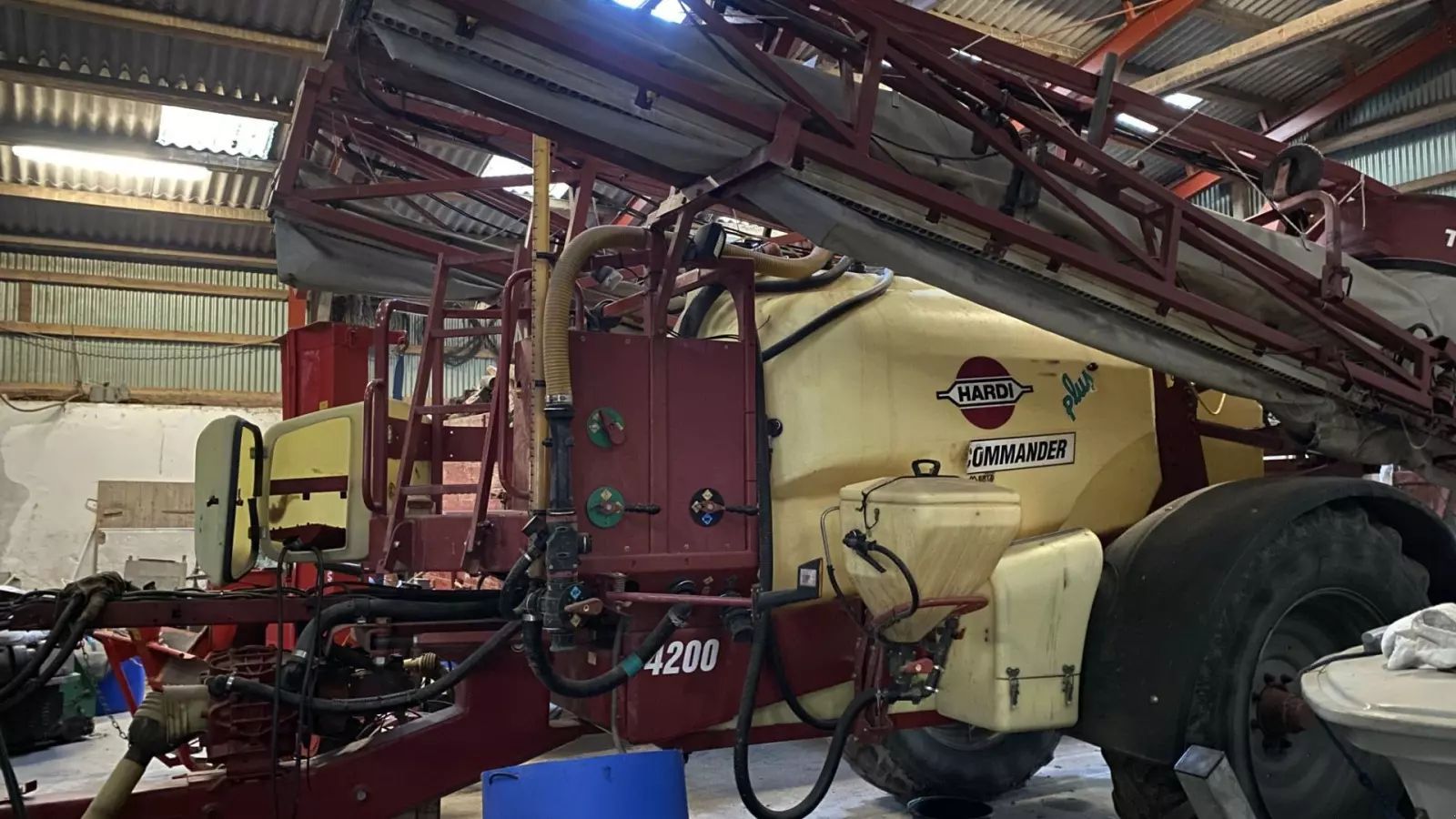 Hardi commander 4200 med luft. sprøjten er synes i 2025. Sprayer €10,707
