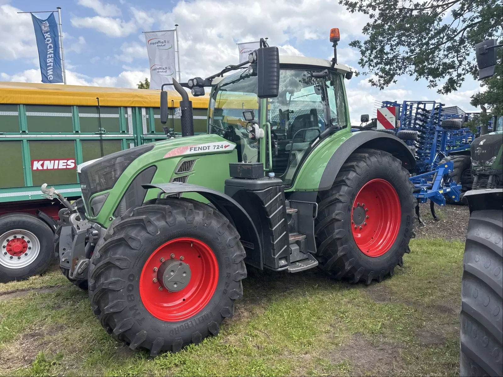 E-FARM: Fendt 724 Vario - Traktor - id Q6WEIH1 - 79.000 € - Baujahr: 2015 - Abgelesene Motorstunden: 7.854,Motorleistung (PS): 240,Deutschland