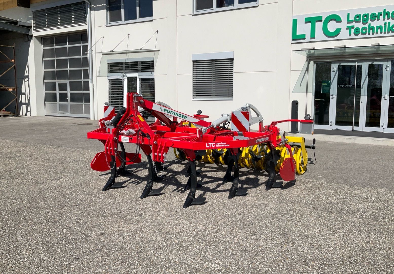 E-FARM: Pöttinger Synkro 3030 - Kultivátor - id A49CCWM - 13 750 € - Rok výroby: 2024 - Rakousko