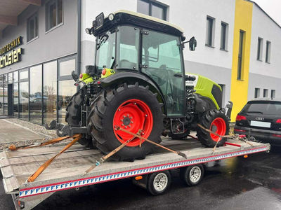 Claas Nexos Kompakttraktor bereit für den Transport auf einem Anhänger