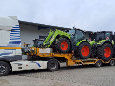 Zwei Claas Traktoren auf einem Tieflader bereit zum Transport ins Ausland