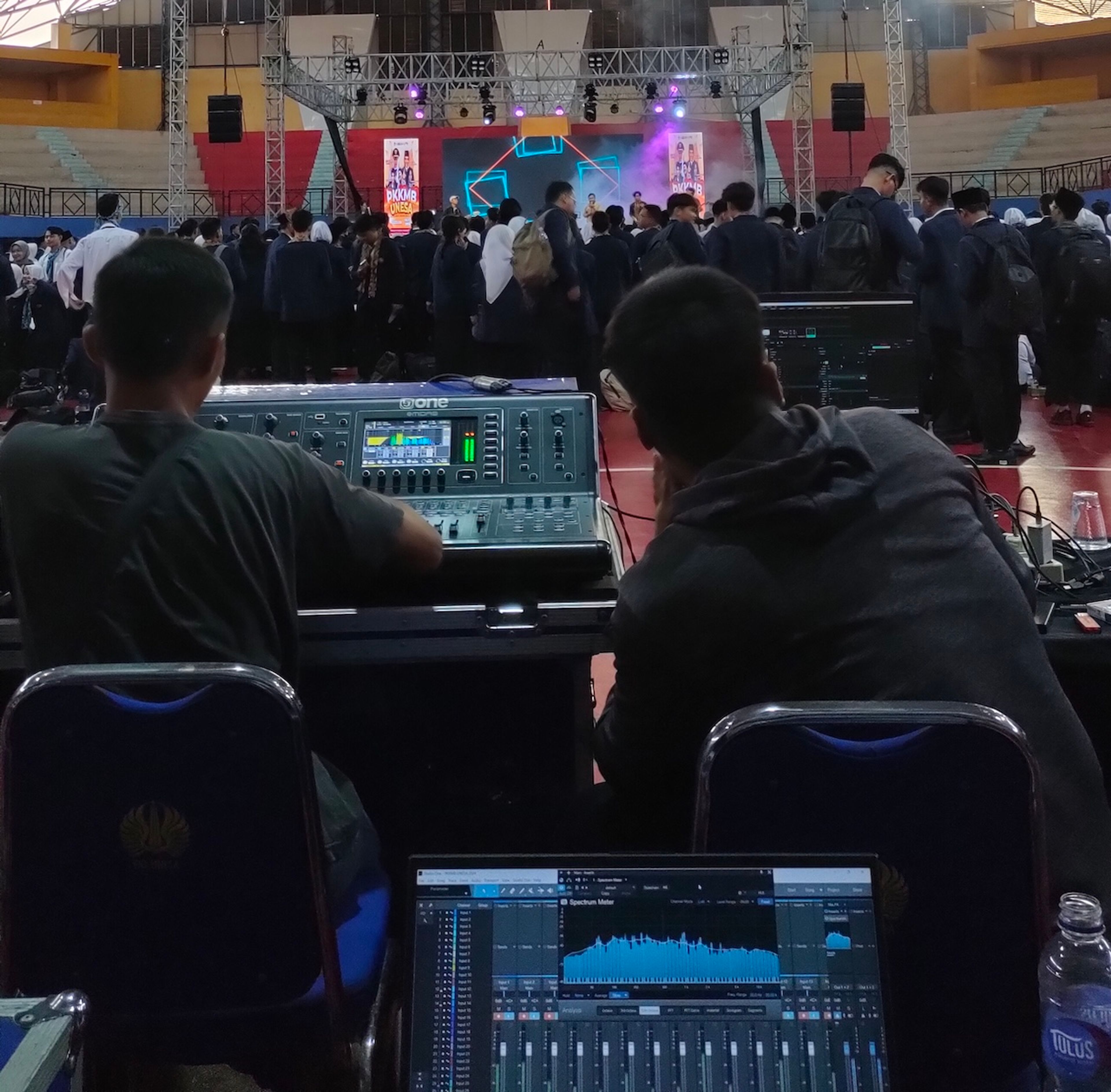 Set-up rapi dan crew bekerja di lokasi acara