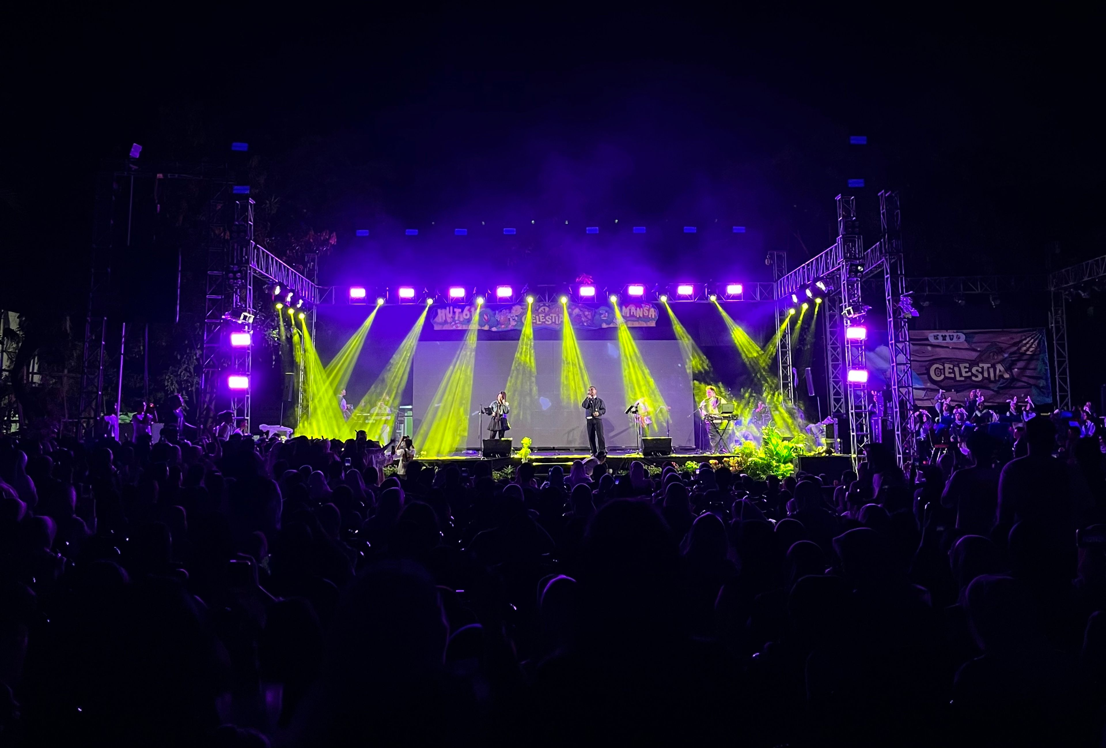 Panggung produksi dengan rig lighting — teknologi & set-up nyata