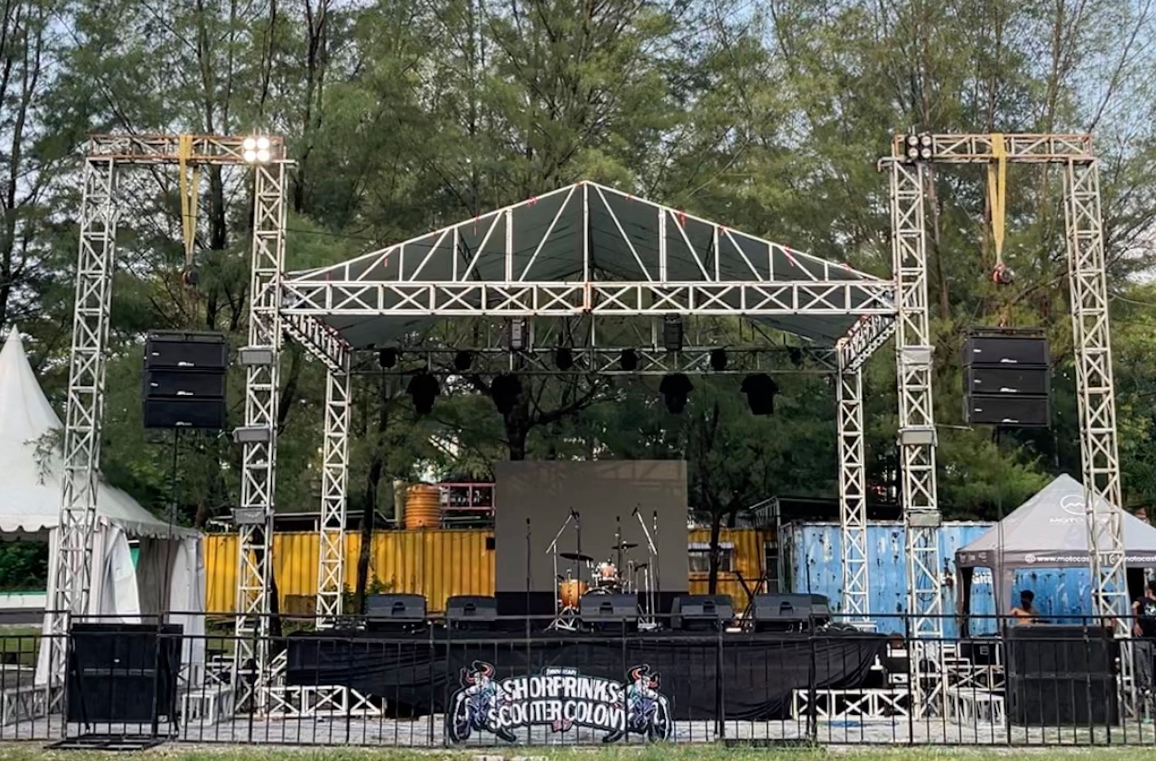Panggung dan struktur truss yang dinyalakan