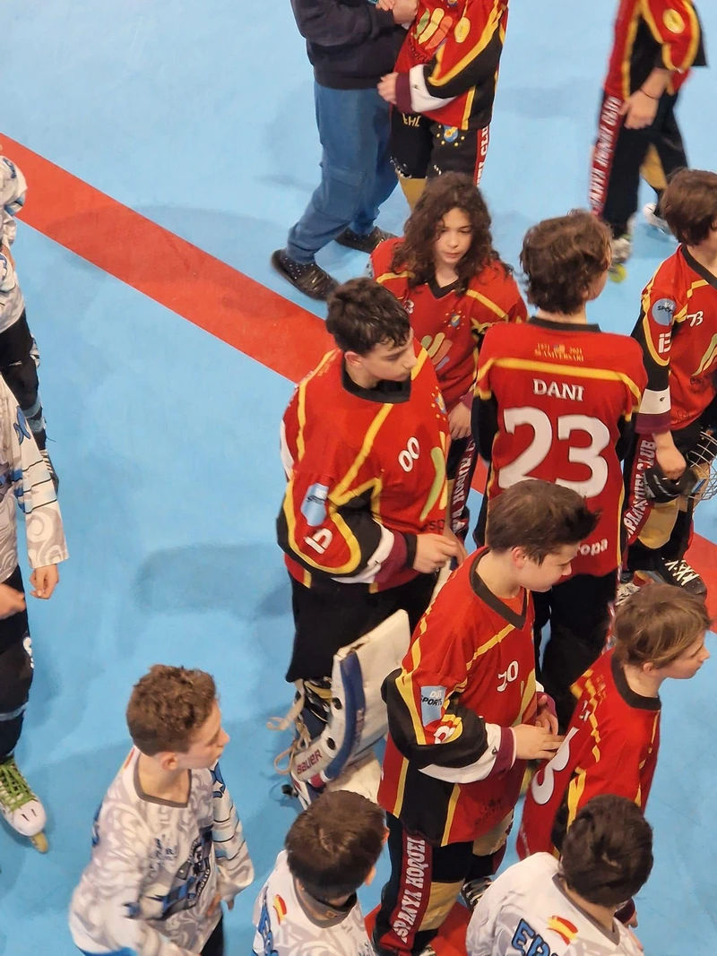 Equipo alevin 2024-25 celebrando