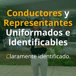 Conductor bilingüe uniformado de Ekab Shuttles usando gafete oficial y playera de la empresa