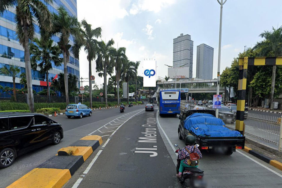 Jl. Sultan Iskandar Muda (depan Masjid Pondok Indah), Jakarta Selatan