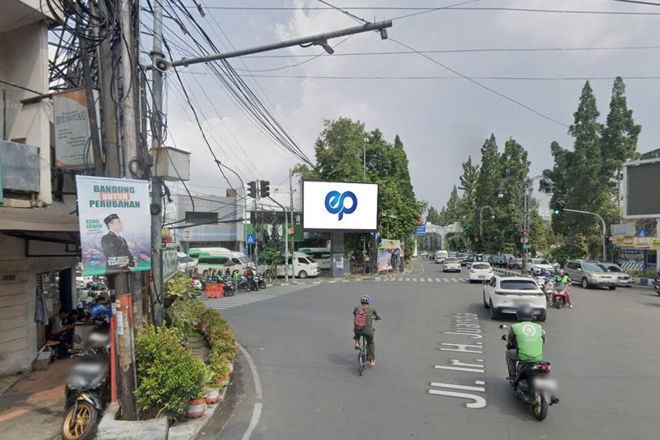Videotron at JL. DIPATIUKUR - JL IR H JUANDA (SIMPANG DAGO), Bandung