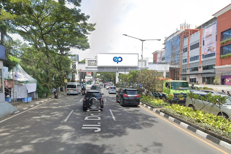 Billboard at JPO JL. DR. DJUNJUNAN (DEPAN D'BOTANICA), BANDUNG