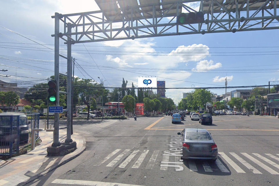 Perempatan JI. Kertajaya - Dharmawangsa, Surabaya