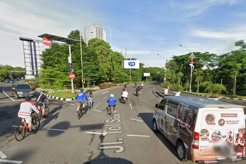 Billboard at Bundaran Tol Satelit Akses menuju Pakuwon Trade Center, Surabaya
