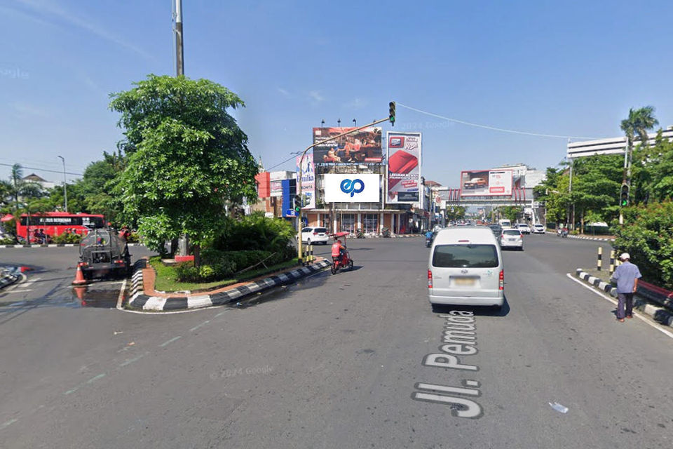 JI. Pemuda perempatan Alun alun Kota Semarang