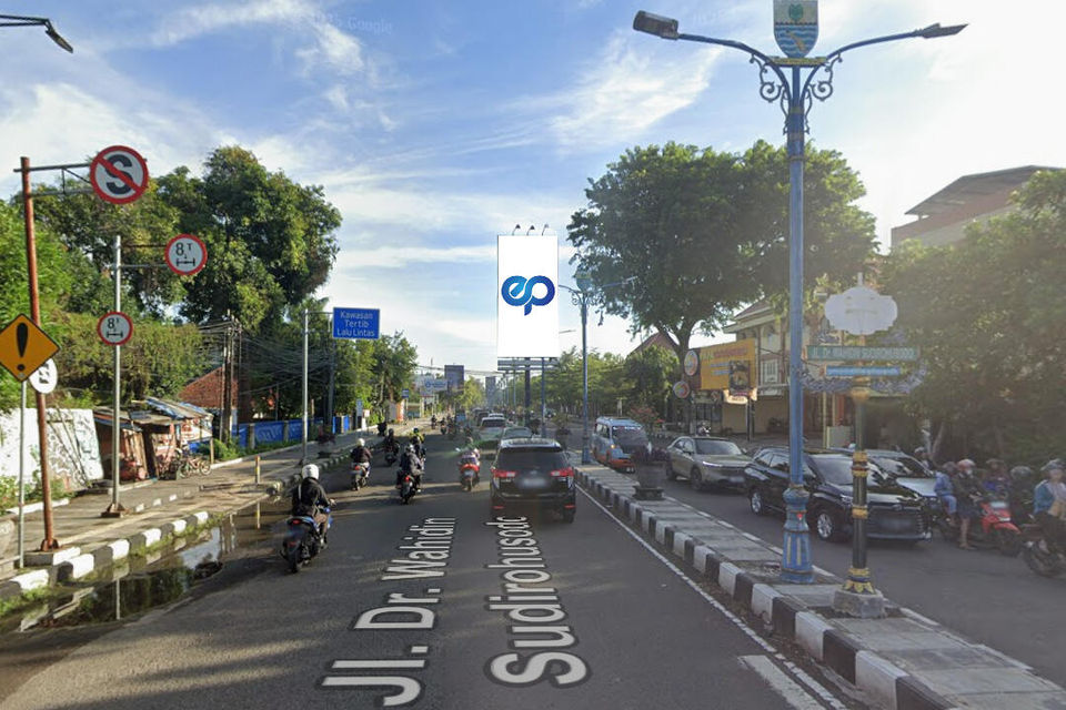 Median Jalan JI. Dr. Wahidin, Cirebon