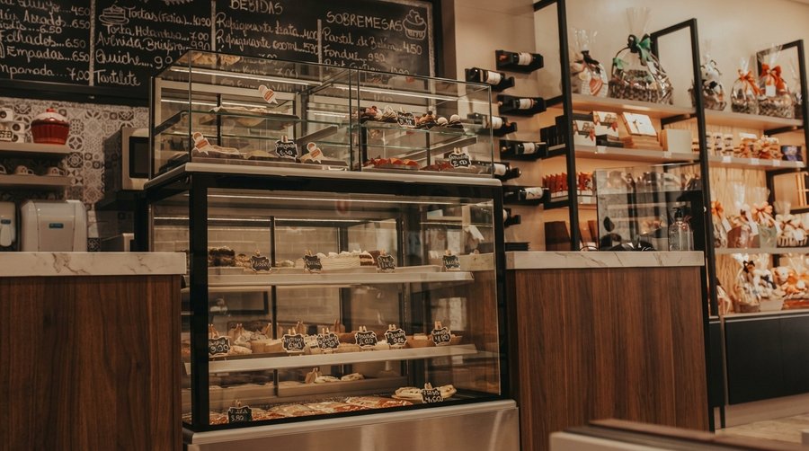 Vitrine Lux neutra em paradouro