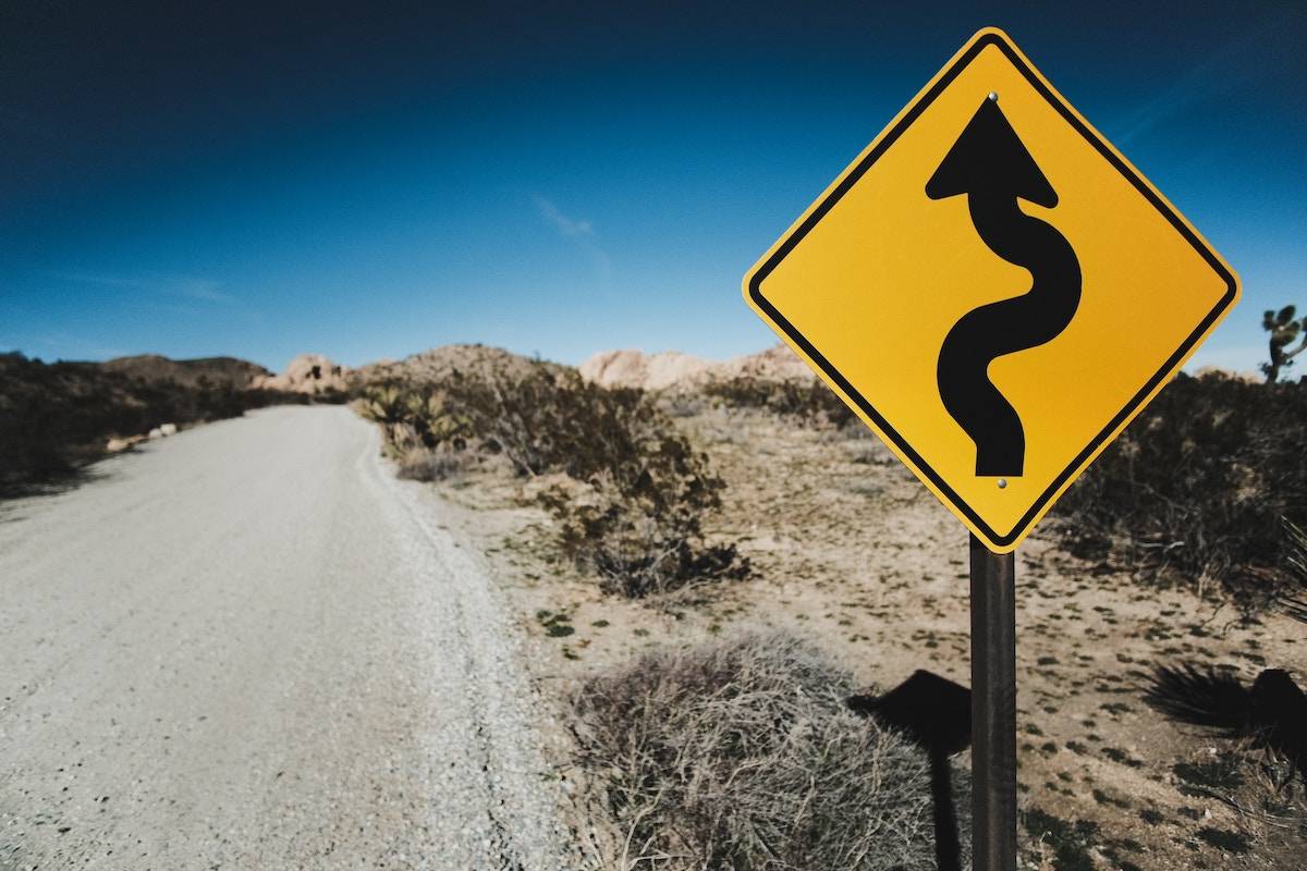 road sign with wavy arroow