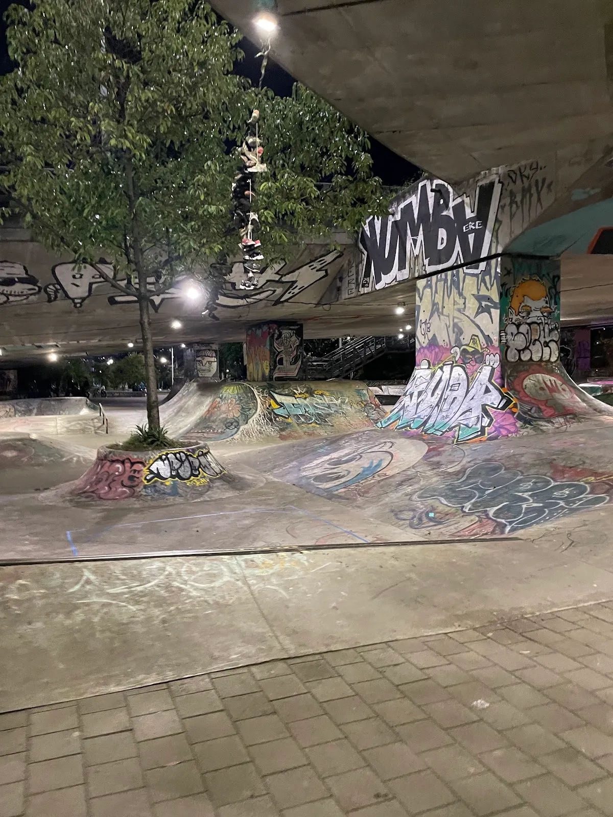 Puente de la 4 Sur bridge and skatepark illuminated at night in El Poblado, Medellín, official photo from the Mayor of Medellín