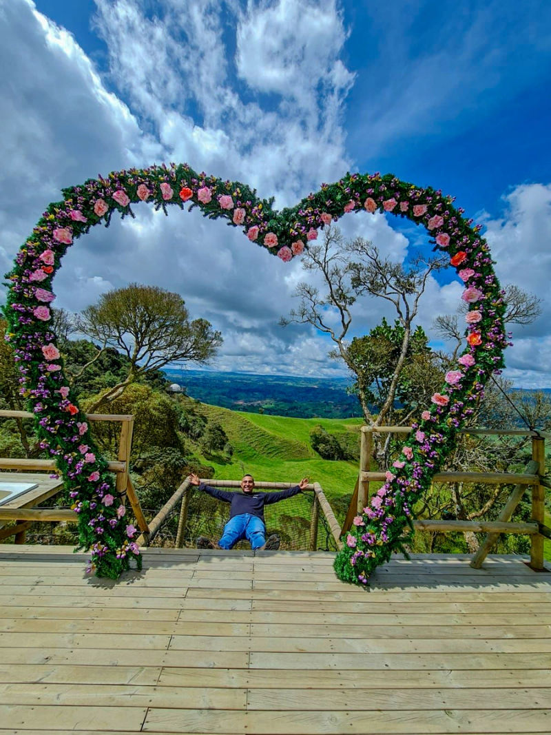 Galáctico Glamping mountain viewpoint and flower-covered heart in Belmira, Antioquia