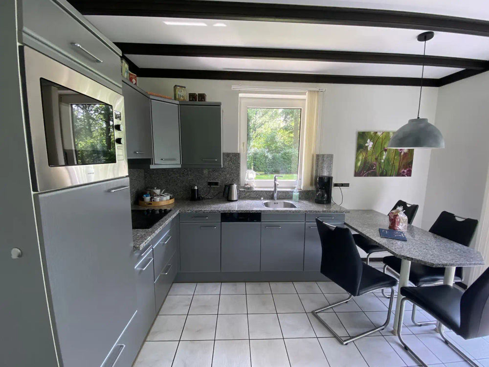Keuken van Zonzicht – compleet ingerichte keuken voor 4 personen, midden in de bosrijke natuur.