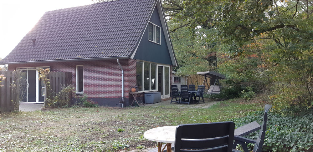 Tuin van Hulze – terras met zitplekken in een ruime bostuin, midden in de bosrijke natuur.