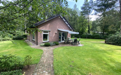 Tuin van Zonzicht – terras met zitplekken in een ruime bostuin, midden in de bosrijke natuur.