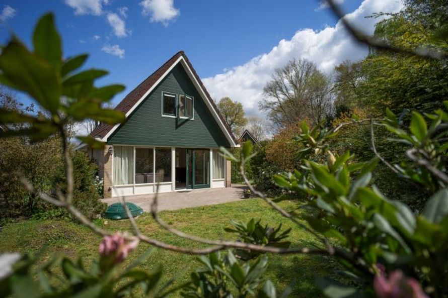 Simmelink – vrijstaand simmelink voor 6 personen, met omheinde tuin, infraroodsauna, kindvriendelijk, gelegen aan bosrand met omheinde tuin, midden in de bosrijke natuur.