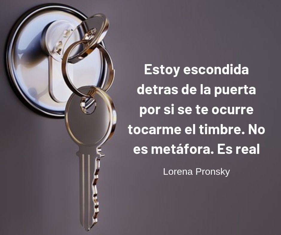 Estoy escondida detrás de la puerta