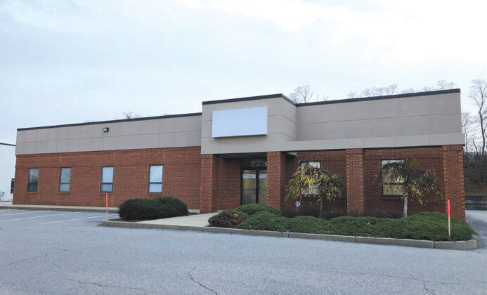 10. 225 Metro Center Blvd. (1994)
OWNER: Link Commercial Properties LLC
TENANTS: Kaman Industrial Technologies, Warwick Paint Store, Glidden Professional Paint Center, X-Ray Imaging Technologies