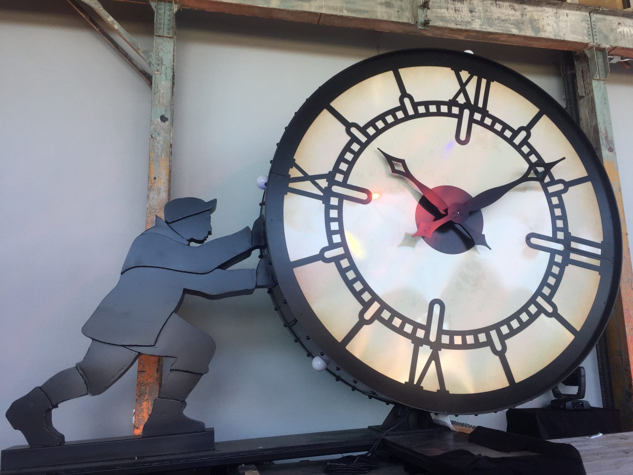 Foundry unveils new clock sculpture to overlook I95