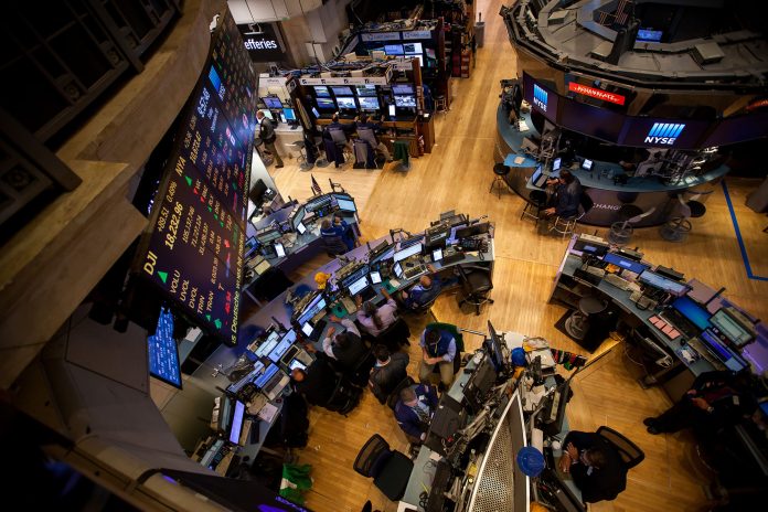 TRADERS WORK ON THE FLOOR of the New York Stock Exchange in New York. / BLOOMBERG NEWS PHOTO/MICHAEL NAGLE