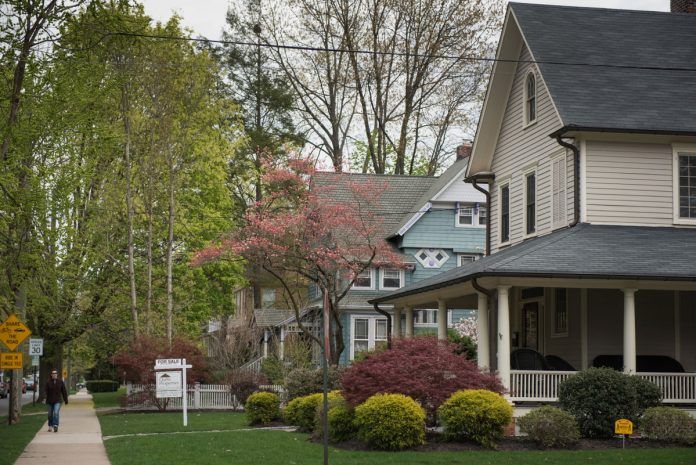 THE MEDIAN PRICE of a home in Bristol County, Mass., in March increased 7% year to year to $305,000. / BLOOMBERG NEWS FILE PHOTO/RON ANTONELLI THE MEDIAN PRICE of a home in Bristol County, Mass., in March increased 7% year to year to $305,000. / BLOOMBERG NEWS FILE PHOTO/RON ANTONELLI