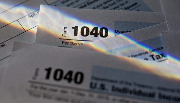 CHARITABLE GIVING by individuals in the U.S. fell an estimated 3.4%, after adjusting for inflation, last year, following changes in the 2017 Republican tax overhaul, according to a report released Tuesday by Giving USA. / BLOOMBERG NEWS FILE PHOTO/DANIEL ACKER CHARITABLE GIVING by individuals in the U.S. fell an estimated 3.4%, after adjusting for inflation, last year, following changes in the 2017 Republican tax overhaul, according to a report released Tuesday by Giving USA. / BLOOMBERG NEWS FILE PHOTO/DANIEL ACKER