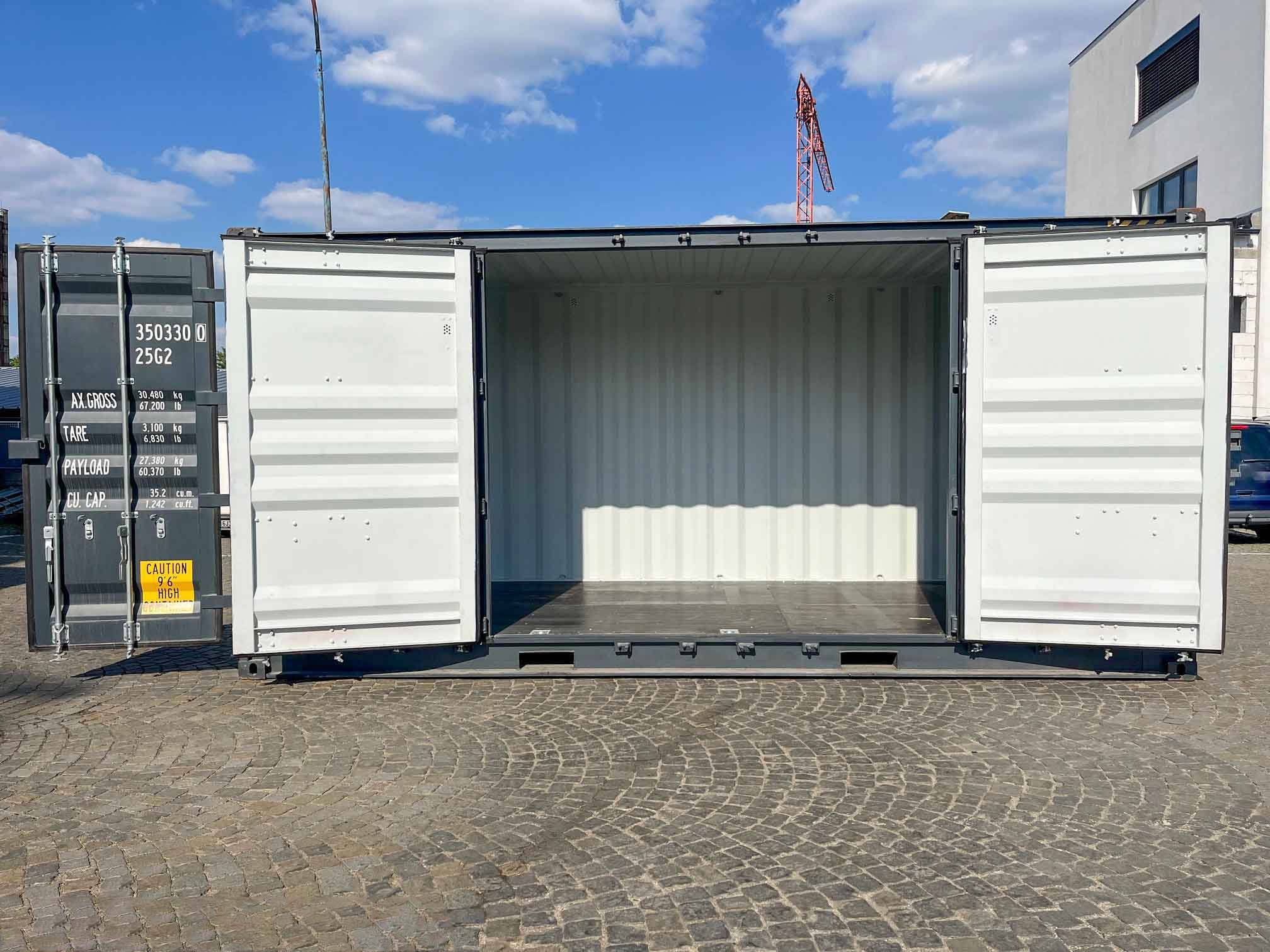 20-Fuß High Cube Container mit offener Seite in Anthrazitgrau, Seitenansicht mit geöffneter Tür