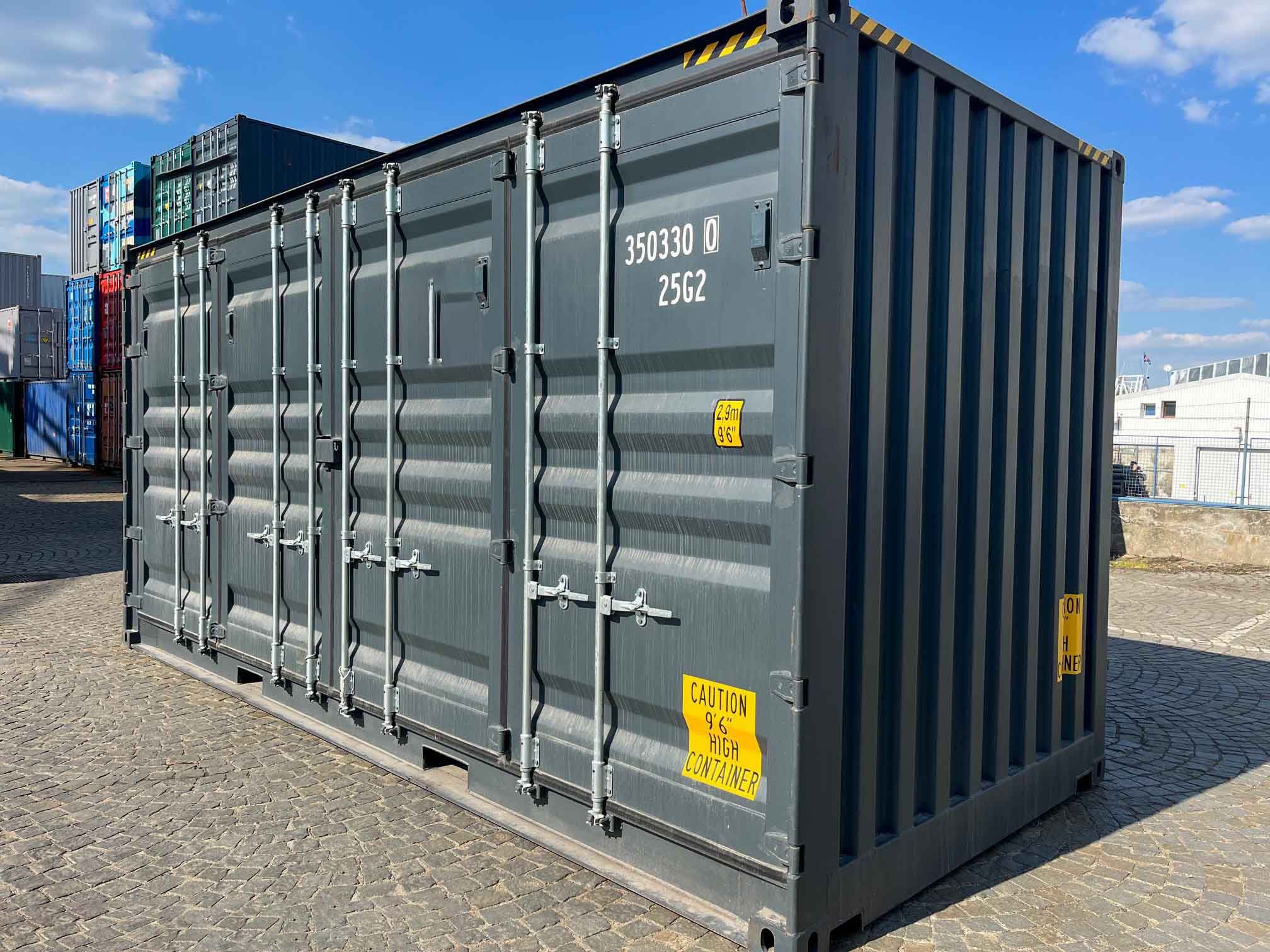 20-Fuß High Cube Container mit offener Seite in Anthrazitgrau, Seitenansicht mit geöffneter Tür